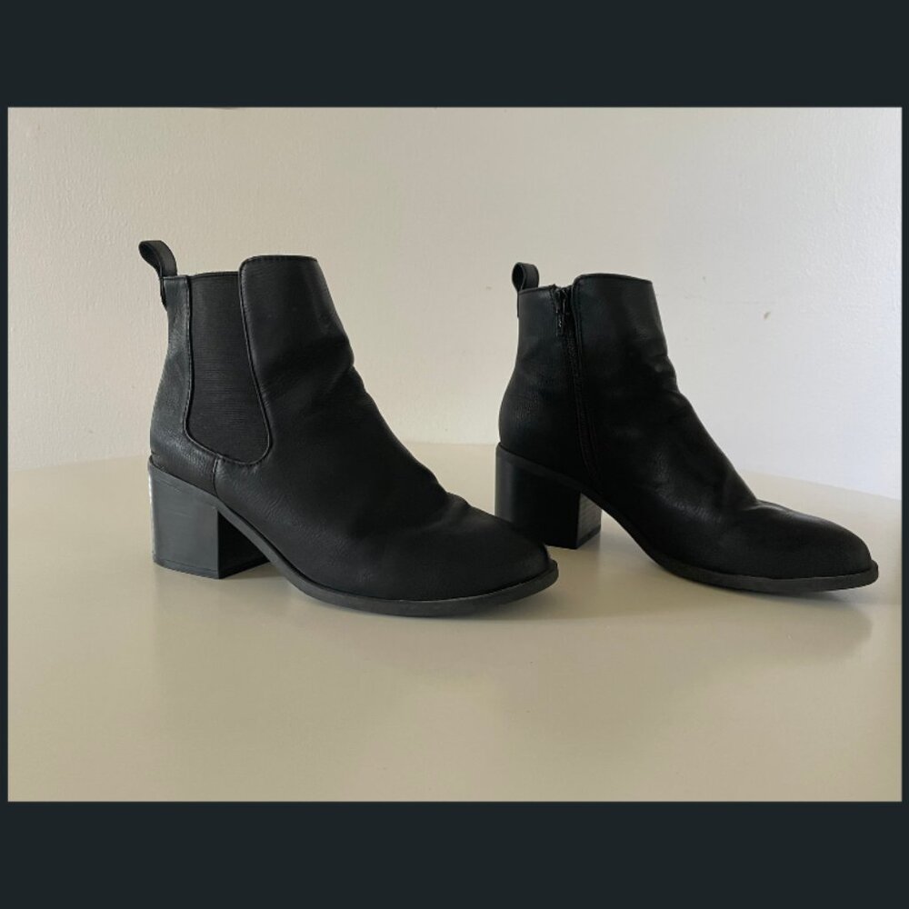 GAP Black Chelsea Ankle Boots with Block Heel – Size 7 Women’s